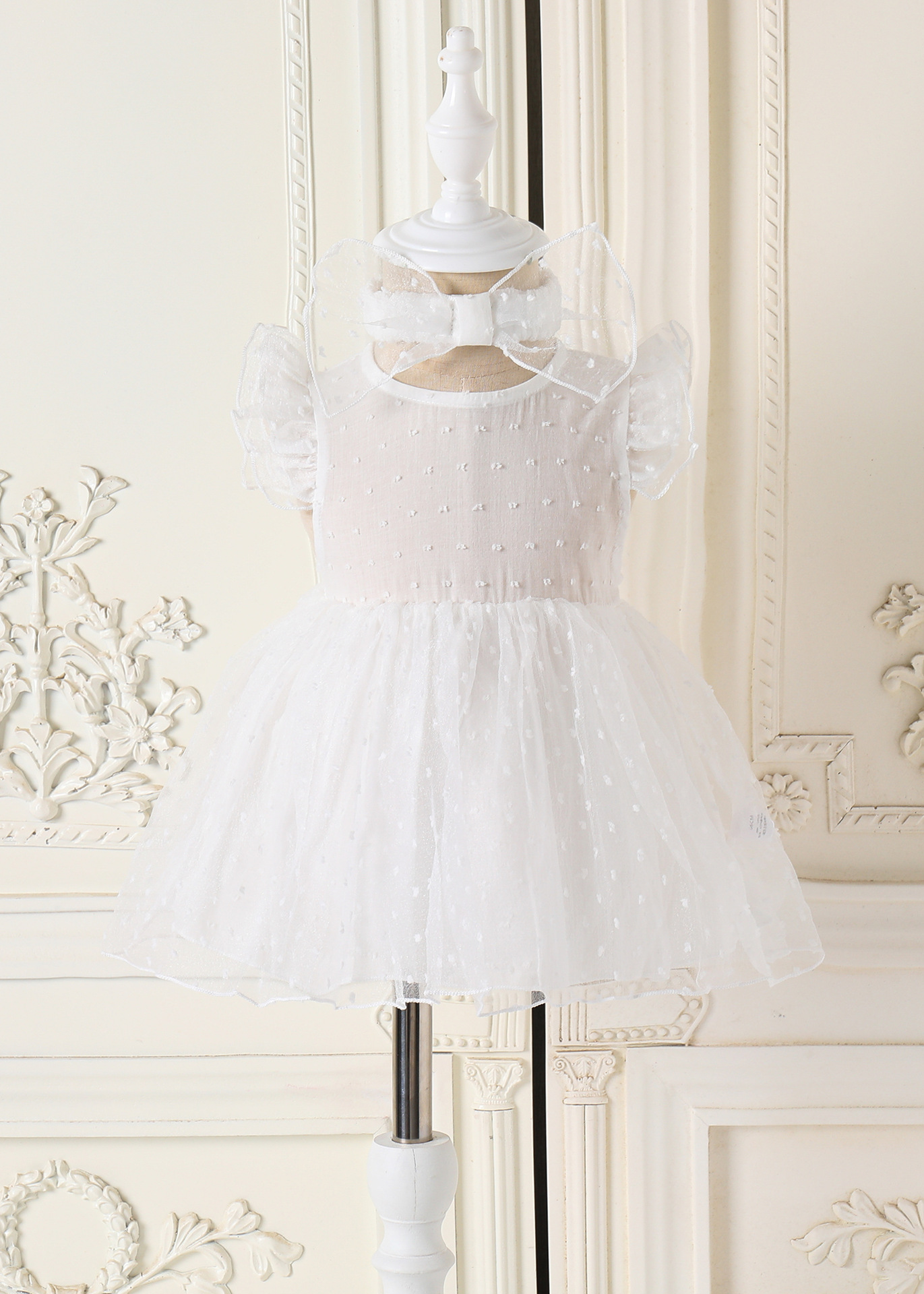 白色短袖提花连衣裙